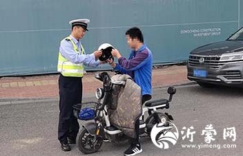 河东交警大队“一盔一带”安全守护持续发力