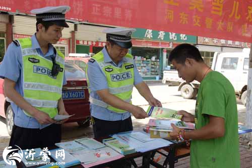 河东交警开展“安全生产月”宣传咨询日活动