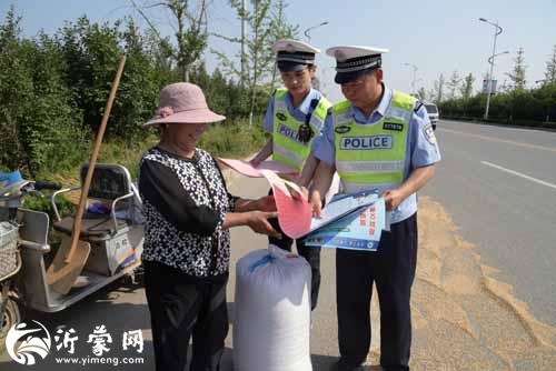 河东交警麦收时节交通安全“晒进”麦场