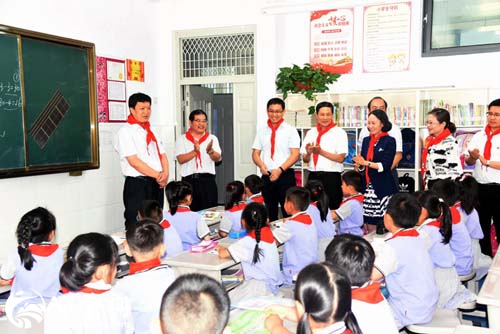 河东区委书记隽新阳一行走访慰问临沂北京路小学