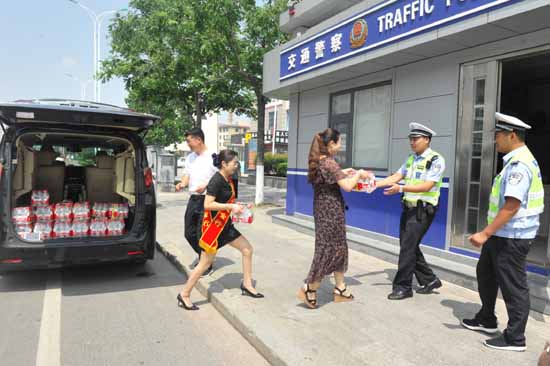 临沂交通旅游广播电台记者真情关爱送清凉